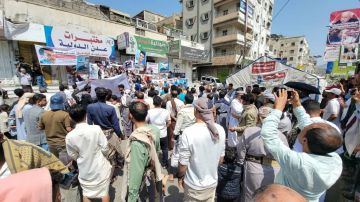 استمرار الاحتجاجات الرافضة للانفلات الأمني والمطالبة بالقبض على القتلة وإخلاء المنازل المنهوبة بتعز استمرار الاحتجاجات الرافضة للانفلات الأمني والمطالبة بالقبض على القتلة وإخلاء المنازل المنهوبة بتعز