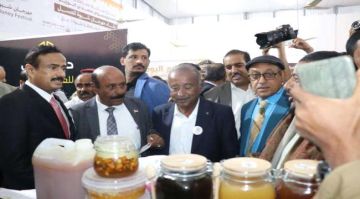 الشيخ لحمر يدشن مهرجان شبوة الأول للعسل الشيخ لحمر يدشن مهرجان شبوة الأول للعسل