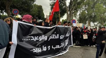 بملابس سوداء.. تونسيون يخرجون في مسيرة رفضا للتضييق على الحريات وللمطالبة بإصلاحات