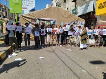 تعز.. أسر ضحايا تحتج أمام مبنى المحافظة للمطالبة بتسليم الفارين في الساحل الغربي تعز.. أسر ضحايا تحتج أمام مبنى المحافظة للمطالبة بتسليم الفارين في الساحل الغربي