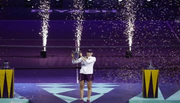 ريباكينا تهزم سابالينكا وتتوج بلقب البطولة الختامية للتنس في الرياض