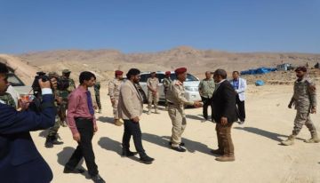 محافظ حضرموت وقائد المنطقة العسكرية الثانية يطلعان على مخطط أراضي شهداء حضرموت محافظ حضرموت وقائد المنطقة العسكرية الثانية يطلعان على مخطط أراضي شهداء حضرموت