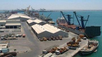 تعز تواجه عجزا ماليا حادا.. وتوضيح رسمي حول استبعاد ميناء المخا من قائمة الإغلاق