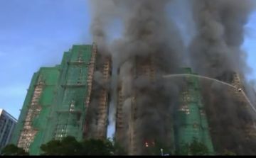 مقتل أربعة أشخاص في حريق ابتلع مجمعا سكنيا شاهقا في مدينة هونغ كونغ الصينية