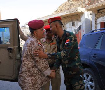 العليمي يبدأ قصقصة أجنحة قائد محور الإصلاح بتعز مع ترتيب إزاحته