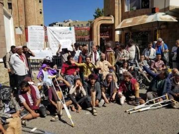 تعز.. جرحى الجيش يحتجون أمام مقر السلطة المحلية للمطالبة بحقوقهم تعز.. جرحى الجيش يحتجون أمام مقر السلطة المحلية للمطالبة بحقوقهم