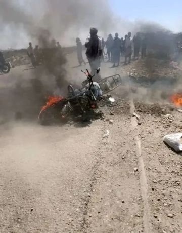 كتلة نار تتحرك على الطريق.. احتراق دراجة نارية كليا في النجيبة شمال المخا كتلة نار تتحرك على الطريق.. احتراق دراجة نارية كليا في النجيبة شمال المخا