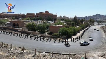 مسير لخريجي دورات طوفان الأقصى من طلاب كلية الطب بجامعة صنعاء