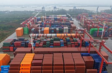 الصين تعلق تحصيل الرسوم الخاصة بالموانئ على السفن الأمريكية لمدة عام الصين تعلق تحصيل الرسوم الخاصة بالموانئ على السفن الأمريكية لمدة عام