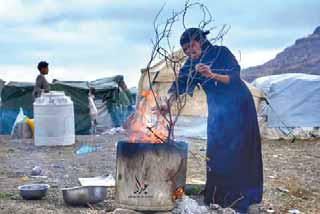 حارسات النار .. عشرة أعوام والمرأة اليمنية توقد شمعة الأمل حارسات النار .. عشرة أعوام والمرأة اليمنية توقد شمعة الأمل