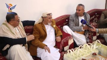 قيادة وزارة الخدمة المدنية والتطوير الإداري تزور أسر الشهداء من منتسبيها