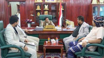 محافظ المهرة يؤكد أهمية رفع مستوى مشاريع الطرق