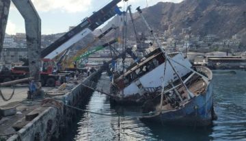 الاعلان عن انتشال أكبر سفينة غارقة في حوض ميناء الإصطياد السمكي بعدن الاعلان عن انتشال أكبر سفينة غارقة في حوض ميناء الإصطياد السمكي بعدن