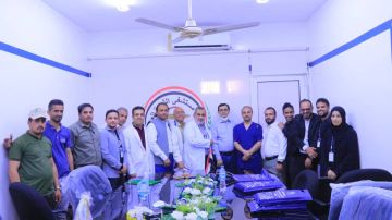 تكريم كوادر مخيم جراحة الأورام في مستشفى الثورة بالحديدة تكريم كوادر مخيم جراحة الأورام في مستشفى الثورة بالحديدة