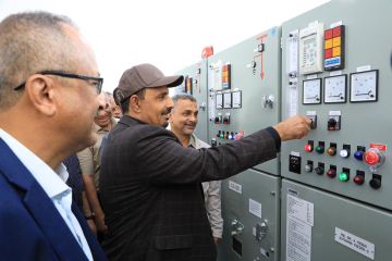 محافظ حضرموت يدشن مشاريعا كهربائية حيوية بقدرة 61.5 ميجافولت أمبير لتخفيف الأحمال وتحسين الخدمة بمديرية المكلا محافظ حضرموت يدشن مشاريعا كهربائية حيوية بقدرة 61.5 ميجافولت أمبير لتخفيف الأحمال وتحسين الخدمة بمديرية المكلا