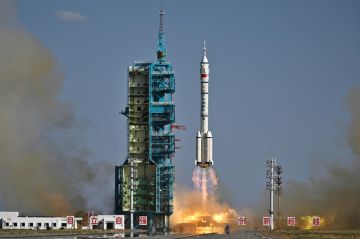 الصين تطلق مركبة لإعادة روادها من محطة الفضاء في مدار الأرض