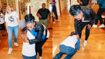 مذيعة تقبل حذاء شخصية سياسية خلال إحدى الفعاليات