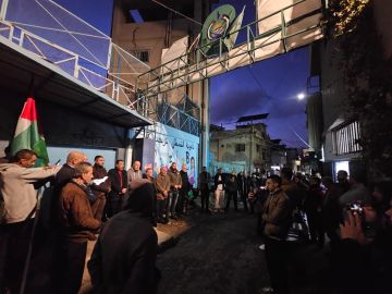 وقفة احتجاجية لتحالف القوى الفلسطينية في لبنان رفضا لمشروع الهيمنة الأمريكي على غزة وقفة احتجاجية لتحالف القوى الفلسطينية في لبنان رفضا لمشروع الهيمنة الأمريكي على غزة