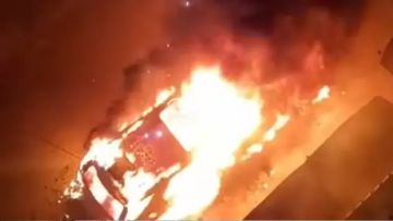 إحراق سيارة مواطن خلال وقوفها أمام منزله بصنعاء.. وكاميرا المراقبة توثق المشهد الكامل (فيديو) إحراق سيارة مواطن خلال وقوفها أمام منزله بصنعاء.. وكاميرا المراقبة توثق المشهد الكامل (فيديو)