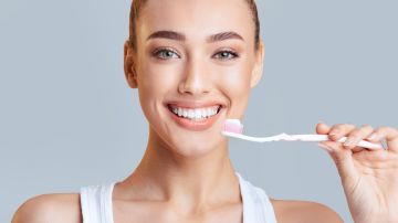 تجنبي اصفرار أسنانك باتباع هذه العادات تجنبي اصفرار أسنانك باتباع هذه العادات