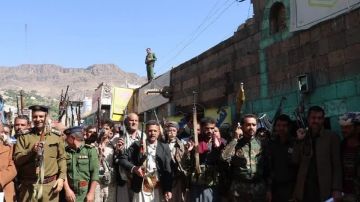 وقفة قبلية في السدة بإب إعلانا للنفير لمواجهة الأعداء