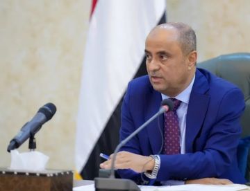 بن بريك يضع حدا لسفريات الوزراء: الخدمات أولا، ولا مؤتمرات بلا ضرورة بعد اليوم ولا ترضيات.. والمحاسبة ستطال الجميع