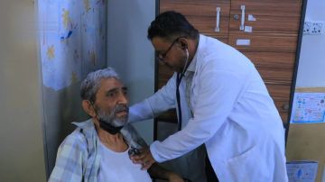 استفادة 755 حالة من المخيم الطبي الرابع للأمراض المزمنة في مستشفى الثورة بالحديدة