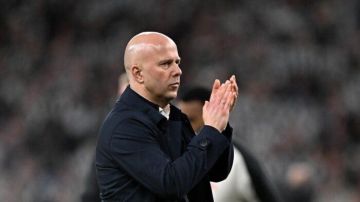 سلوت يكيل المديح للاعبيه والجماهير بعد فوز مثير على ريال مدريد سلوت يكيل المديح للاعبيه والجماهير بعد فوز مثير على ريال مدريد