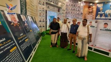 قيادة مؤسسة مياه الحديدة تزور أسر شهداء المؤسسة ومعرضي الشهداء