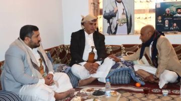 قيادة وزارة الخدمة المدنية تزور أسر الشهداء من منتسبيها