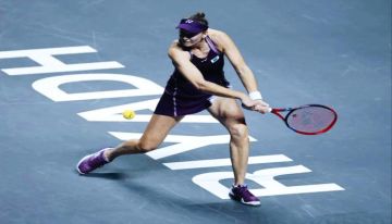 ريباكينا تهزم شفيونتيك وتقترب من نصف نهائي بطولة WTA الختامية في الرياض ريباكينا تهزم شفيونتيك وتقترب من نصف نهائي بطولة WTA الختامية في الرياض