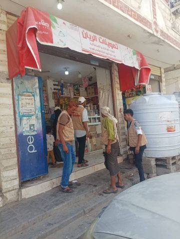 مكتب الصناعة بخورمكسر يسلم 31 تكليف حضور ويتلف سلعا غذائية منتهية الصلاحية