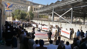 وقفة أمام مقر الأمم المتحدة بصنعاء تطالب بفتح مطار صنعاء الدولي