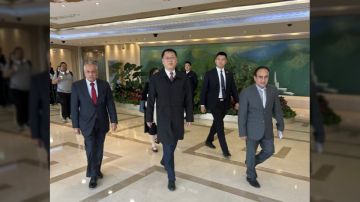 أبو الغيث يقود وفدا يمنيا رفيعا إلى بكين لحضور مؤتمر تاريخي أبو الغيث يقود وفدا يمنيا رفيعا إلى بكين لحضور مؤتمر تاريخي