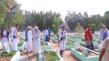الحديدة .. قيادة وموظفو هيئة الأوقاف وعلماء يزورون روضة الشهداء