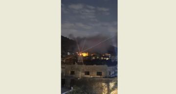 قوة للعدو الصهيوني تفجر منازل في بلدة عيترون جنوب لبنان