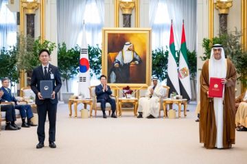 الرئيس الاماراتي والرئيس الكوري يشهدان تبادل عدد من مذكرات التفاهم والاتفاقيات بين البلدين الرئيس الاماراتي والرئيس الكوري يشهدان تبادل عدد من مذكرات التفاهم والاتفاقيات بين البلدين