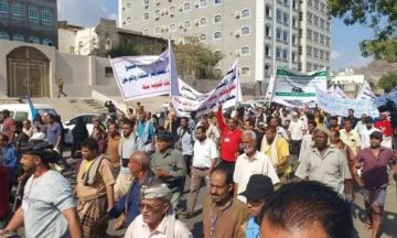 شاهد لحظة طرد مدير أمن عدن مطهر الشعيبي من اعتصام أسر الشهداء والجرحى أمام قصر المعاشيق (فيديو)