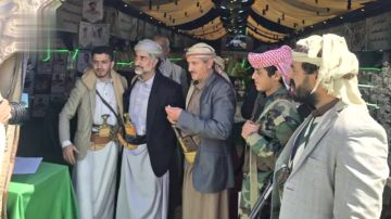 محافظ المحويت يزور معارض صور الشهداء في ميدان السبعين