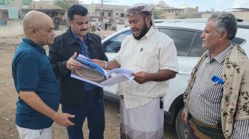 مدير عام المنصورة يدشن العمل في مشروع إنشاء دوار بئر فضل