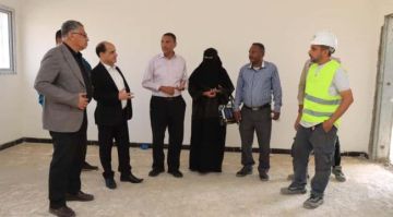 نائب محافظ العاصمة عدن وعبود ناجي يتفقدان سير العمل في مشروع بناء ثانوية سمير راوح بدارسعد