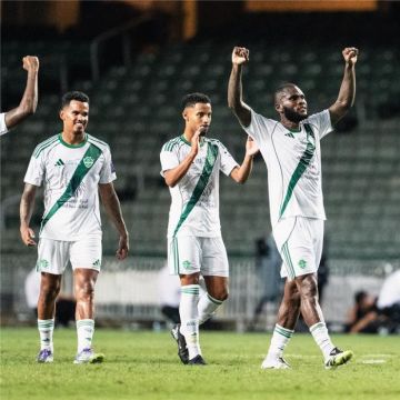 الأهلي بعشرة لاعبين يفوز على القادسية بالدوري السعودي