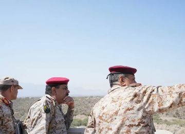 الداعري يتفقد قوات الجيش اليمني في محافظة الضالع وينهئهم بأعياد الثورة اليمنية سبتمبر وأكتوبر ونوفمبر الداعري يتفقد قوات الجيش اليمني في محافظة الضالع وينهئهم بأعياد الثورة اليمنية سبتمبر وأكتوبر ونوفمبر