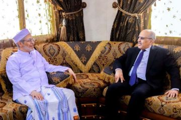 الكثيري وباهارون يبحثان التطورات في جامعة الأحقاف بالمكلا الكثيري وباهارون يبحثان التطورات في جامعة الأحقاف بالمكلا