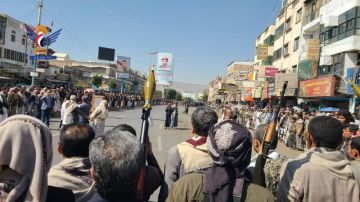 وقفة مسلحة بمديرية صنعاء القديمة لإعلان الجهوزية لمواجهة الأعداء وقفة مسلحة بمديرية صنعاء القديمة لإعلان الجهوزية لمواجهة الأعداء