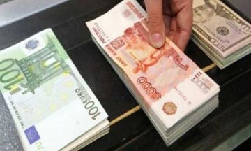 المركزي الروسي يرفع سعر صرف الروبل أمام العملات الرئيسة