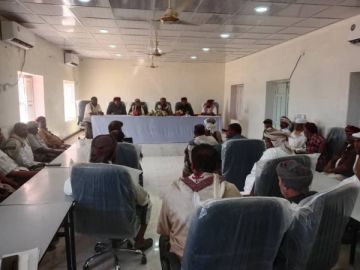 المهرة.. مدير عام سيحوت يناقش مع عقال الحارات الملفات الأمنية والاجتماعية المهرة.. مدير عام سيحوت يناقش مع عقال الحارات الملفات الأمنية والاجتماعية