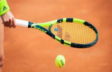 دي مينو يحافظ على آماله في البطولة الختامية للتنس بفوزه على فريتز دي مينو يحافظ على آماله في البطولة الختامية للتنس بفوزه على فريتز