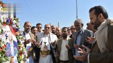 قيادات وزارة الإعلام والمؤسسات التابعة لها تزور أضرحة الشهداء الصماد والرهوي والغماري