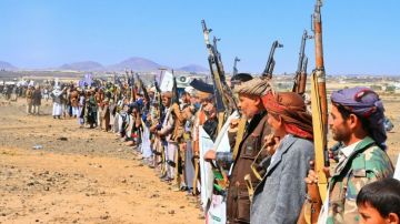 وقفة قبلية مسلحة لأبناء قبيلة أرحب وفاء لدماء الشهداء وقفة قبلية مسلحة لأبناء قبيلة أرحب وفاء لدماء الشهداء